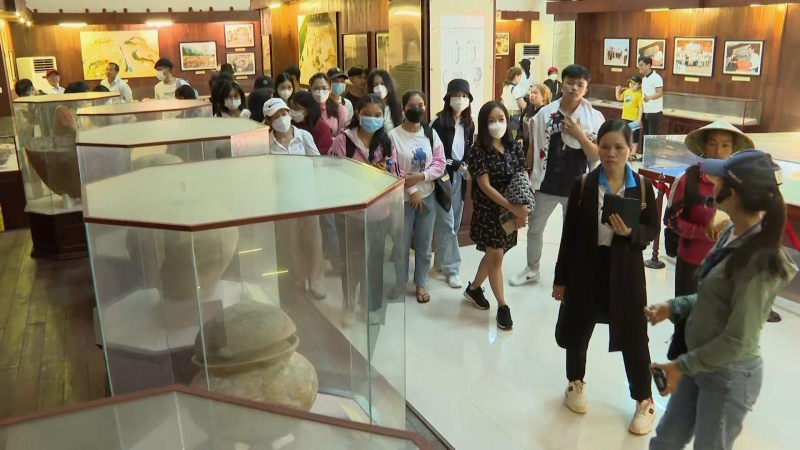 Lưu học sinh Lào tham quan, tìm hiểu văn hóa Sa Huỳnh