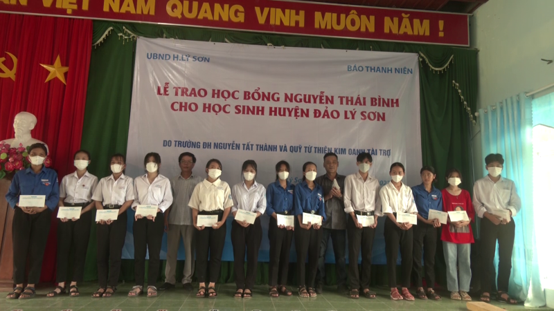 Trao học bổng cho học sinh nghèo huyện Lý Sơn