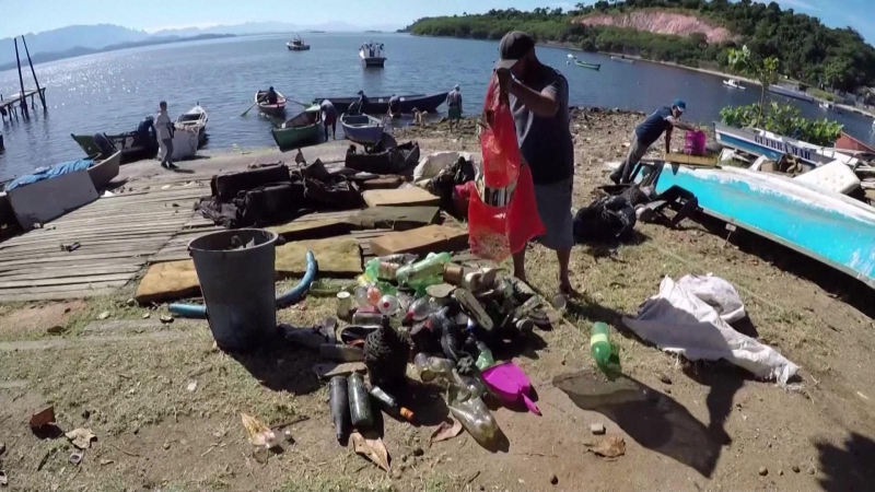 Ngư dân Brazil làm sạch đại dương