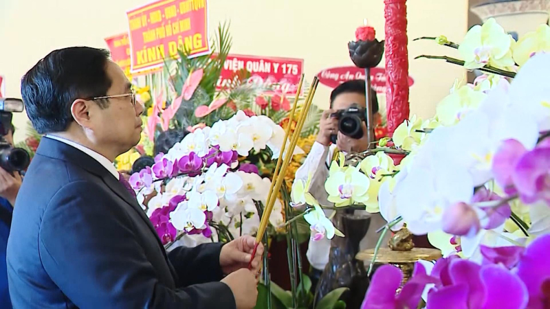 Dâng hương tưởng niệm Chủ tịch Hồ Chí Minh nhân 111 năm ngày Người ra đi tìm đường cứu nước