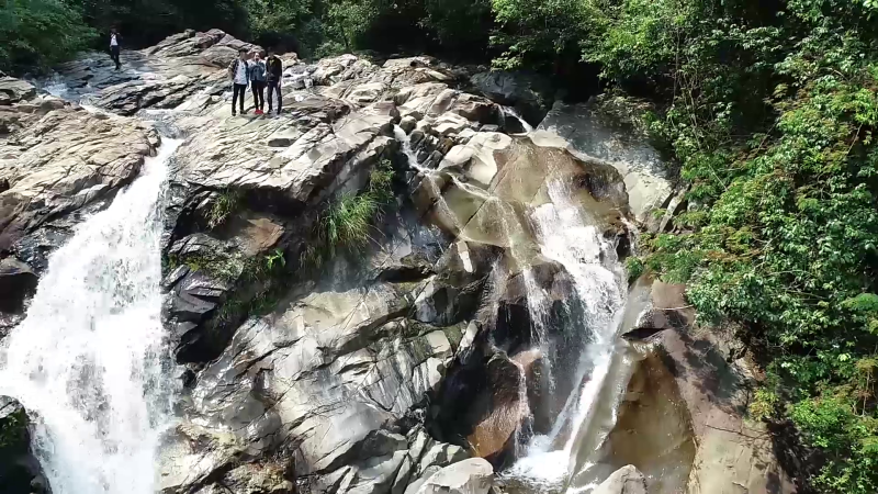 Du khách hứng thú với khu du lịch Hi Land Suối Chí