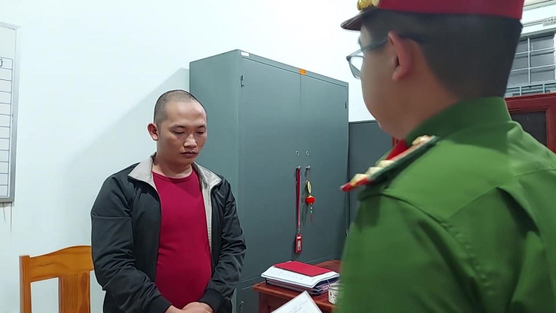 Khởi tố, bắt giam gã cha dương đánh đập con riêng của vợ dã man