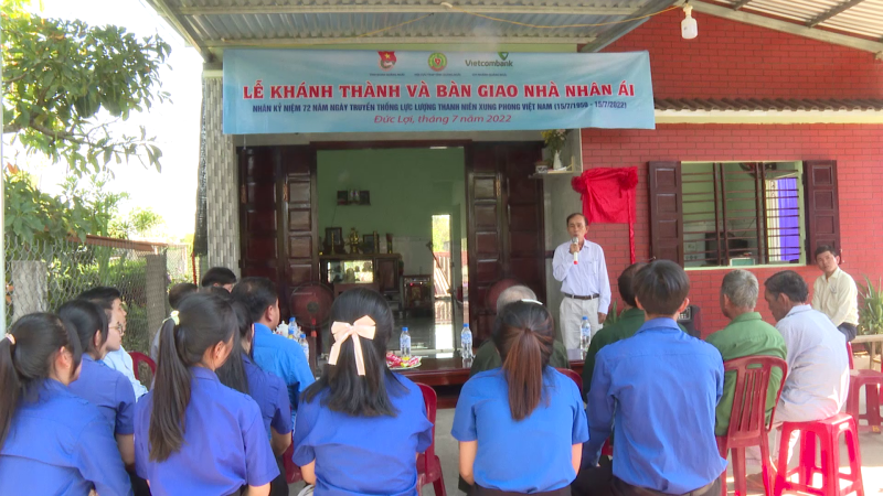 Hội Cựu Thanh ni&ecirc;n xung phong tỉnh b&agrave;n giao nh&agrave; nh&acirc;n &aacute;i