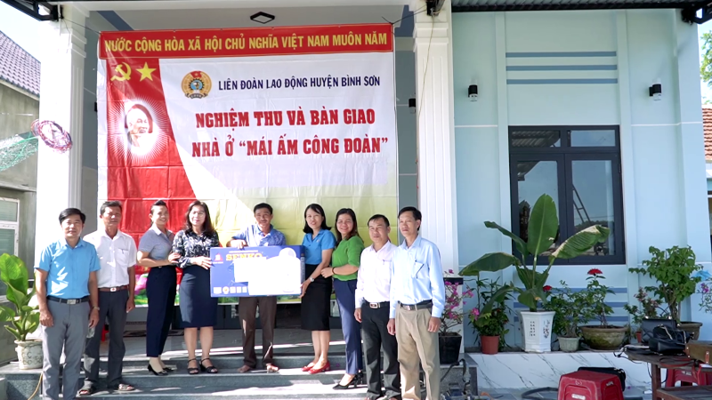 Liên đoàn Lao động tỉnh bàn giao nhà ở “Mái ấm công đoàn”