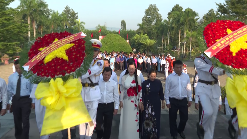 Lãnh đạo tỉnh dâng hương tưởng niệm các anh hùng liệt sĩ