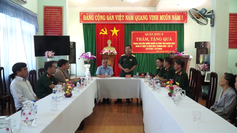 Thăm, tặng qu&agrave; Trung t&acirc;m điều dưỡng người c&oacute; c&ocirc;ng tỉnh Quảng Ng&atilde;i