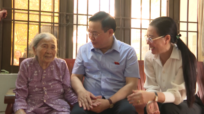 Chủ tịch Quốc hội Vương Đình Huệ thăm, tặng quà gia đình người có công ở Tp. Quảng Ngãi