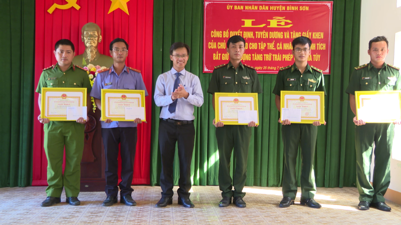 Khen thưởng thành tích đấu tranh phòng chống tội phạm ma túy