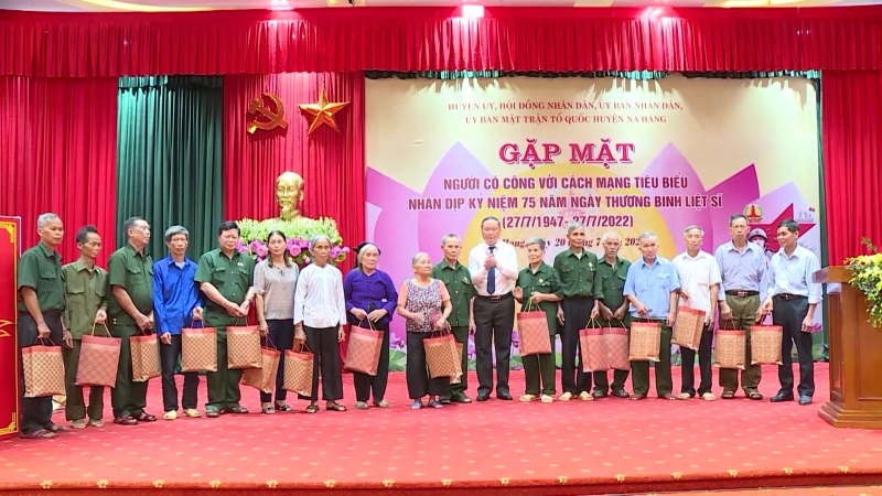 Trên 16.000 suất quà tặng gia đình chính sách, người có công