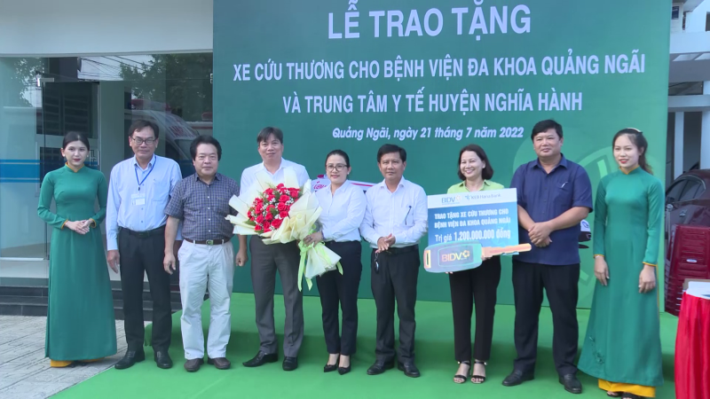 BIDV trao tặng xe cứu thương cho 2 cơ sở y tế tại Quảng Ngãi