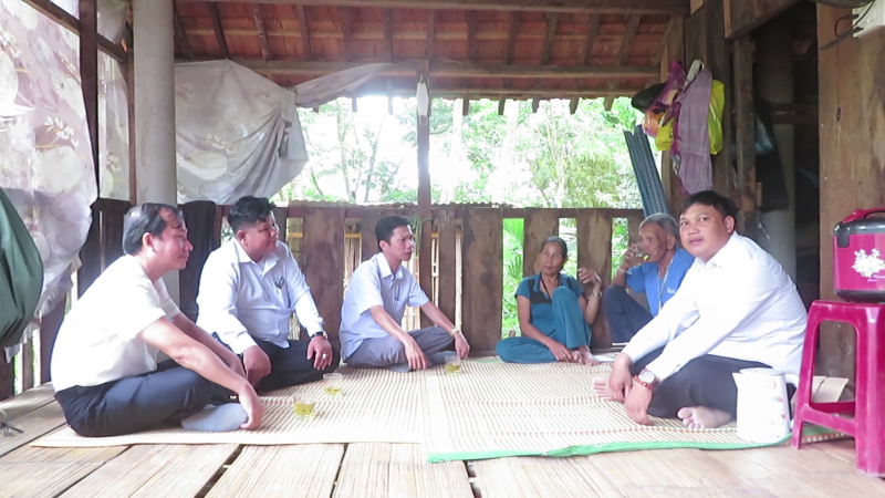 Huyện Trà Bồng thăm và tặng quà gia đình người có công tiêu biểu