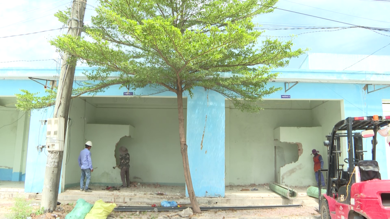 Tháo dỡ công trình xây dựng sai giấy phép ở khu hậu cần dịch vụ cảng cá sông Trà Bồng