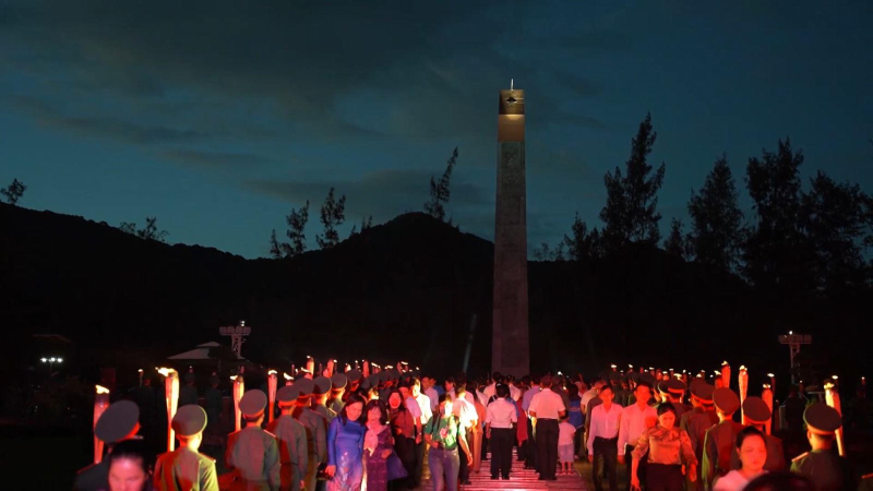 Thắp nến tri ân anh hùng liệt sĩ tại Côn Đảo