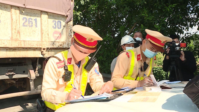 Đề xuất phạt nặng xe hoán cải, cơi nới chở quá tải