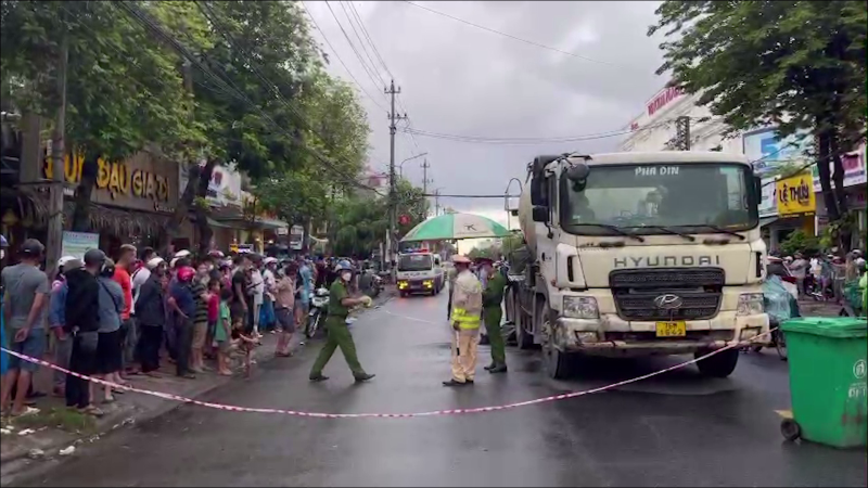 Tai nạn giao th&ocirc;ng giữa xe bồn v&agrave; m&ocirc; t&ocirc; l&agrave;m 02 người thương vong
