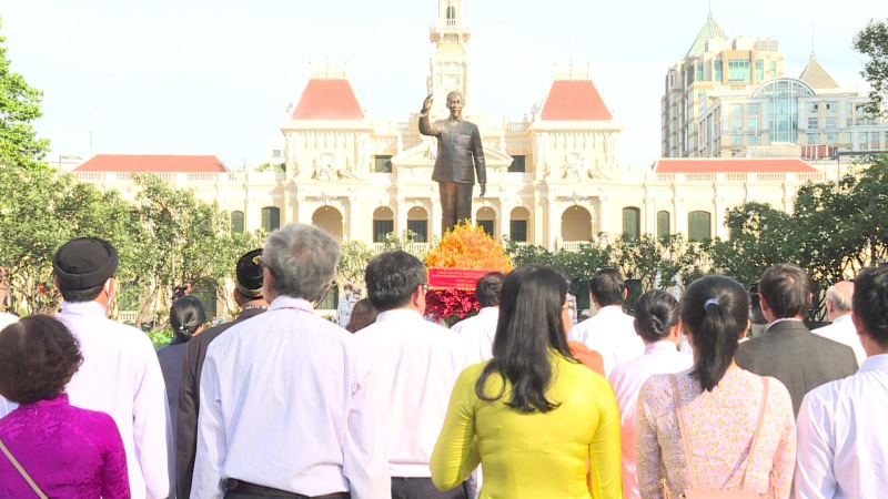 Dâng hương Chủ tịch Hồ Chí Minh, Chủ tịch Tôn Đức Thắng nhân dịp 2/9