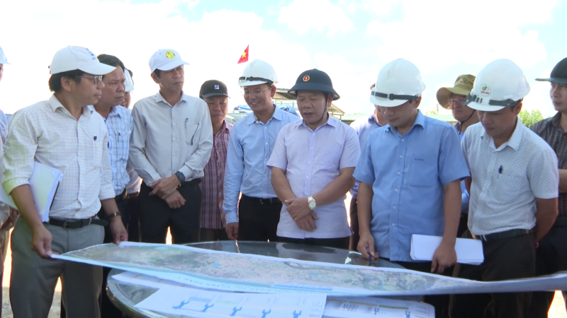 Chủ tịch UBND tỉnh kiểm tra tiến độ dự án đường ven biển Dung Quất - Sa Huỳnh