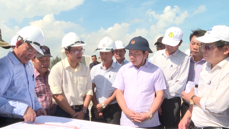Chủ tịch UBND tỉnh Đặng Văn Minh kiểm tra các dự án kè chống sạt lở bờ biển