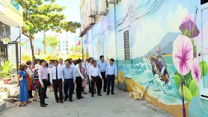 Đà Nẵng khai trương đường bích họa ven biển