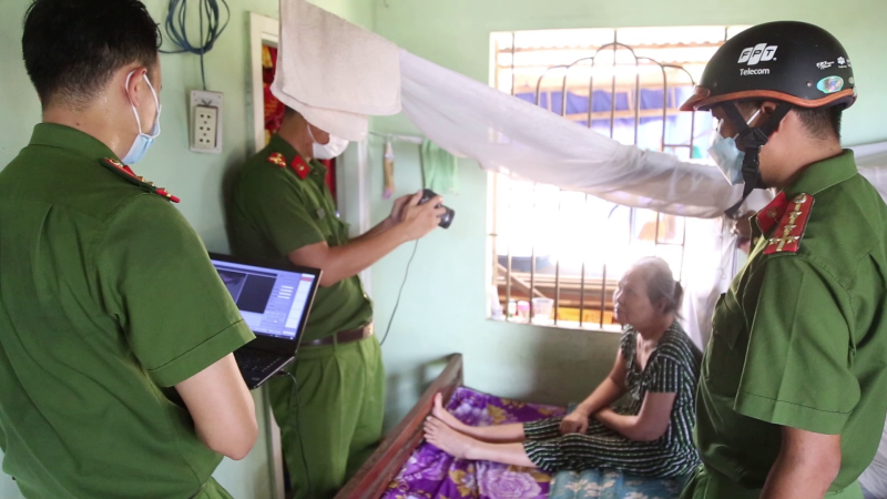 Đến tận nhà người tàn tật làm căn cước công dân