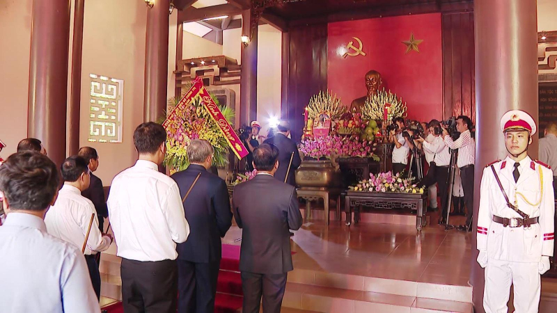 Chủ tịch nước dâng hương tại Khu Văn hóa tưởng niệm Chủ tịch Hồ Chí Minh