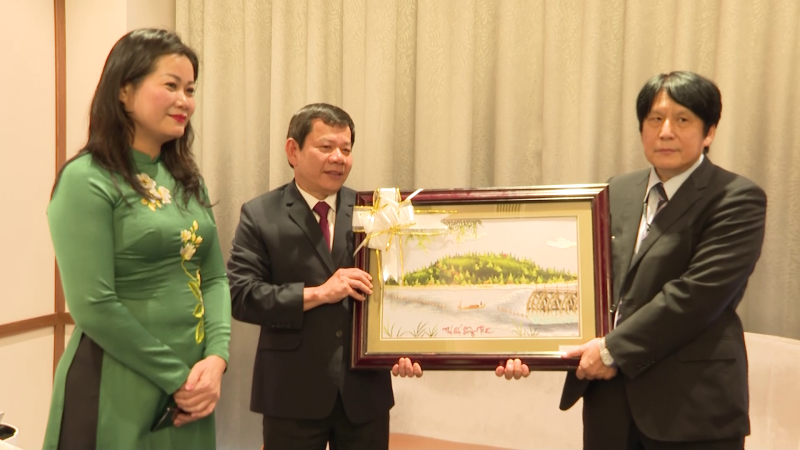 Chủ tịch UBND tỉnh Đặng Văn Minh chào xã giao Tổng lãnh sự Nhật Bản tại Tp. Đà Nẵng