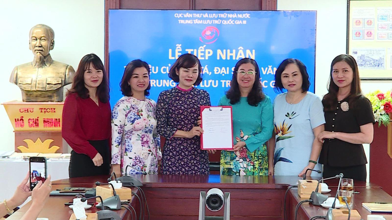 Tiếp nhận tài liệu của Đại tá, Đại sứ Hà Văn Lâu