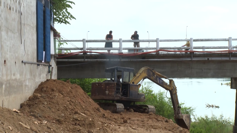 Cần đẩy nhanh thi công kè bờ Bắc Sông Vệ