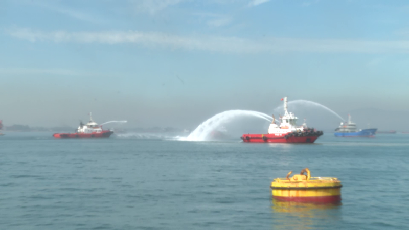 Diễn tập phòng thủ dân sự xử lý tình huống cháy tàu và ứng phó sự cố tràn dầu