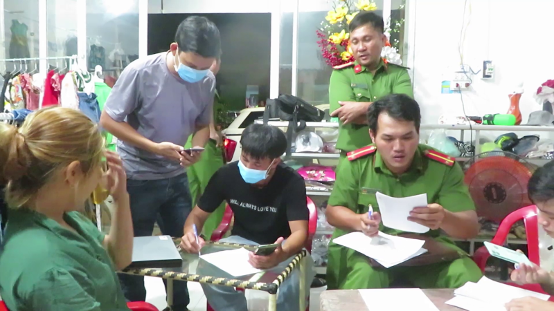 Bắt hai người đ&aacute;nh bạc bằng ghi l&ocirc; đề