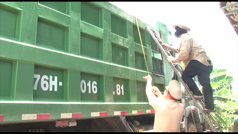 Cảnh sát giao thông xử phạt, cắt bỏ thùng xe cơi nới