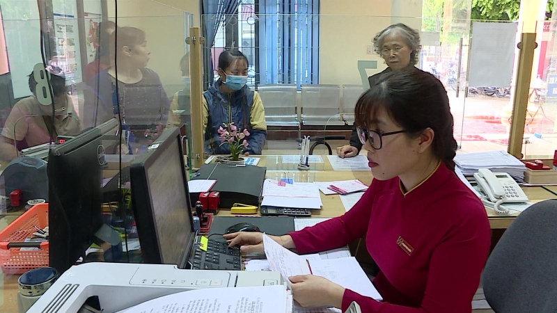 Người d&acirc;n đổ tiền v&agrave;o gửi ng&acirc;n h&agrave;ng