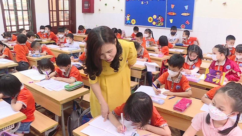 Học sinh lớp 1 tựu trường năm học mới