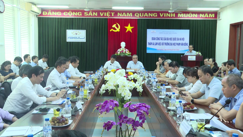 Phó Chủ tịch Thường trực UBND tỉnh Trần Hoàng Tuấn làm việc với đoàn công tác của Đại học Quốc gia Hà