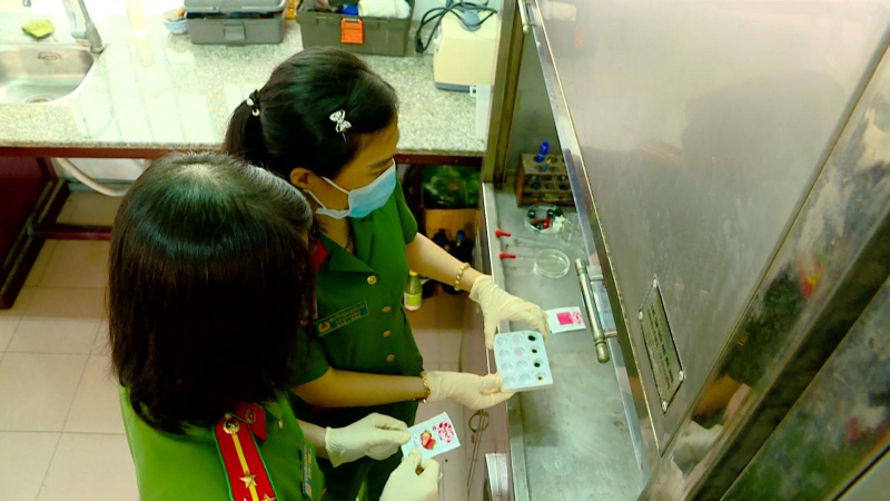Cảnh gi&aacute;c với ma t&uacute;y mới n&uacute;p b&oacute;ng thực phẩm