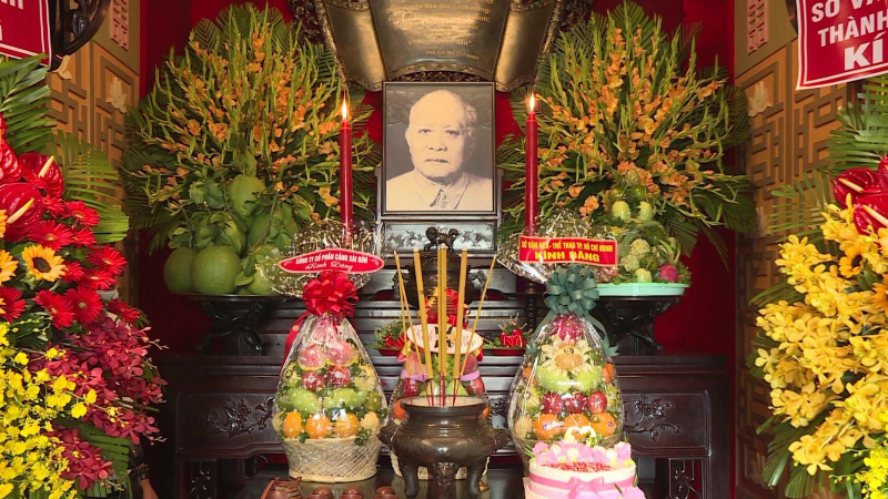 Dâng hoa, dâng hương kỷ niệm ngày sinh Bác Tôn