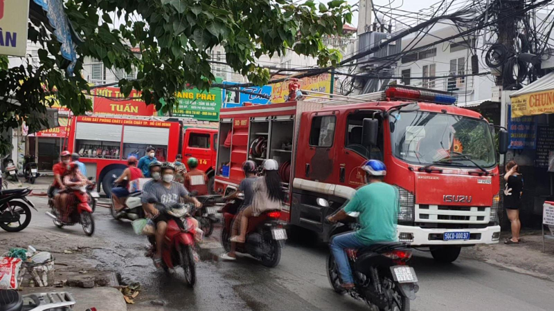 Cứu chục người trong vụ cháy Homestay cao tầng