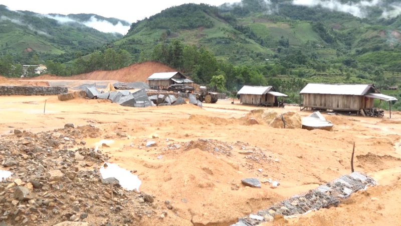 Dân vùng sạt lở núi mòn mỏi chờ tái định cư