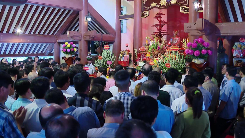 Chủ tịch nước dâng hương Bác Hồ