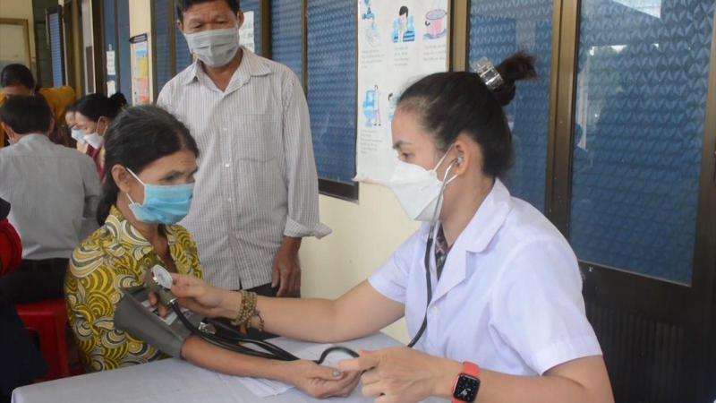 Khám bệnh, cấp thuốc và tư vấn sức khỏe cho nạn nhân da cam