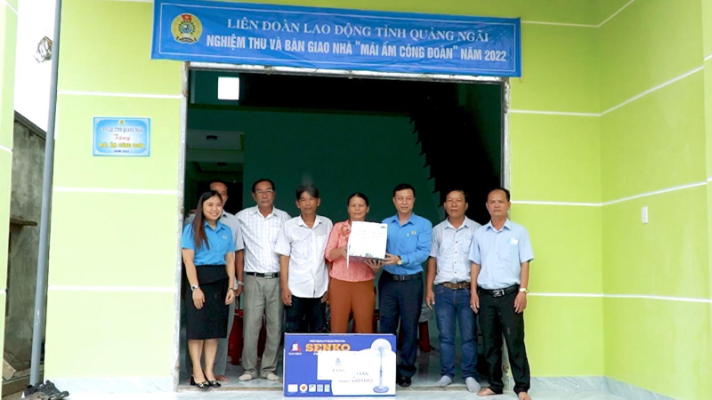 Bàn giao nhà ở “Mái ấm công đoàn” cho công nhân khó khăn