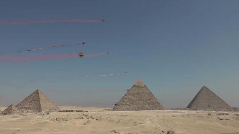 Choáng ngợp màn trình diễn máy bay trên Kim tự tháp