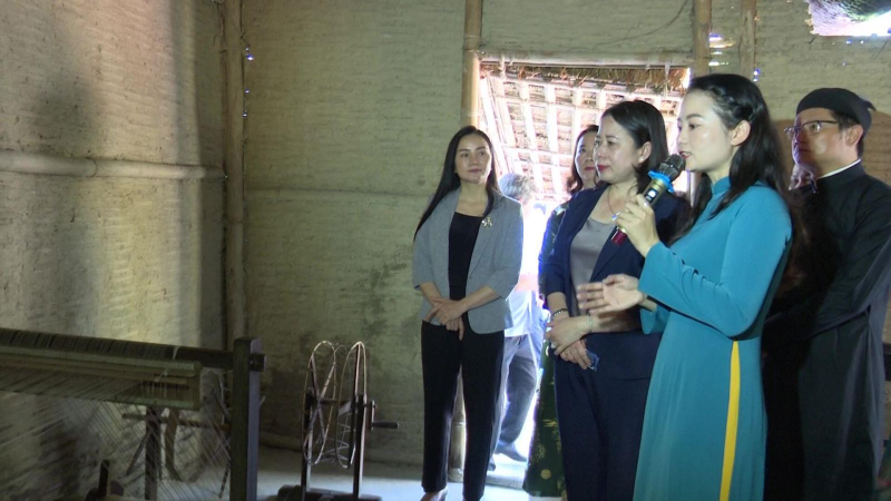 Phó Chủ tịch nước thăm Nhà lưu niệm Bác Hồ tại Huế