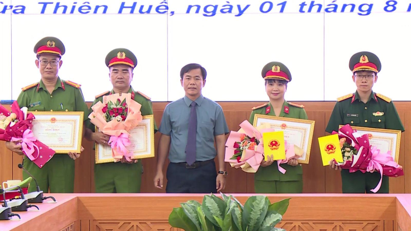 Khen thưởng lực lượng phá án vụ cướp tiệm vàng