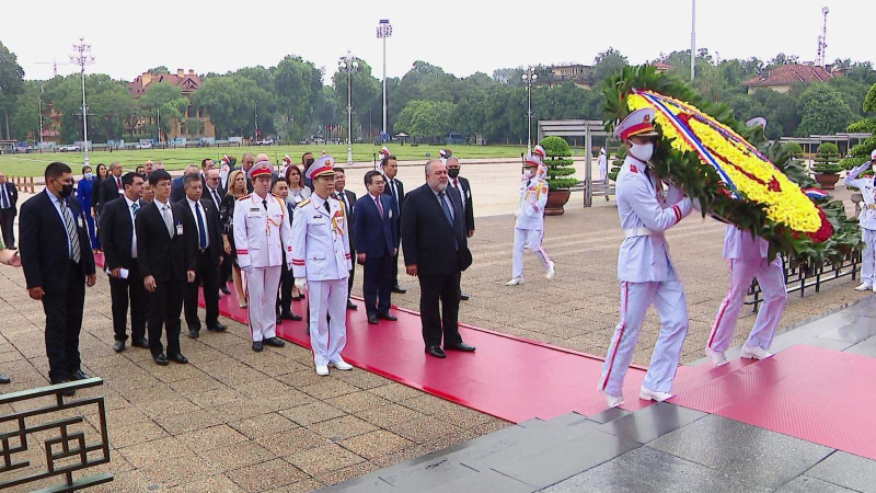 Thủ tướng Cuba vào Lăng viếng Chủ tịch Hồ Chí Minh