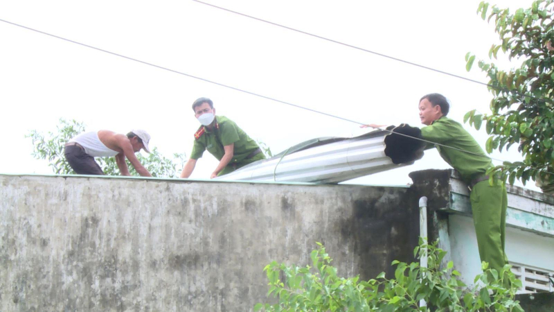 Giúp dân khắc phục hậu quả bão số 4