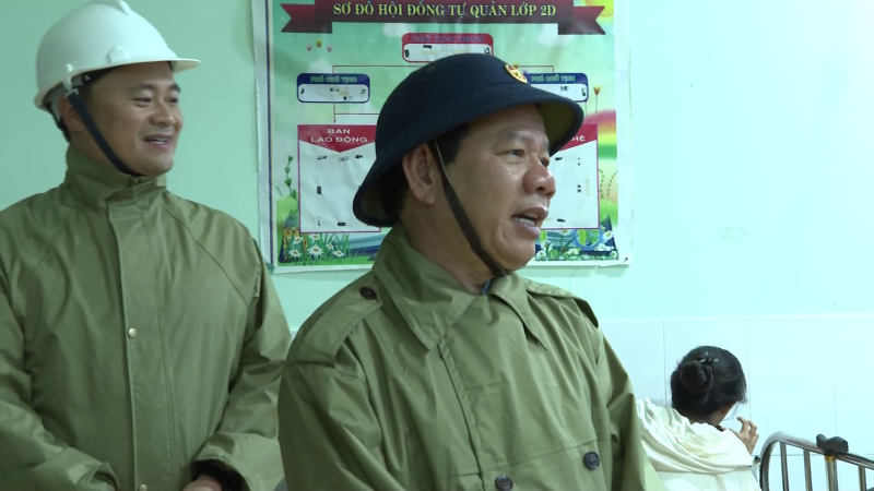Trong đêm, Chủ tịch UBND tỉnh Đặng Văn Minh thăm, động viên người dân tránh bão