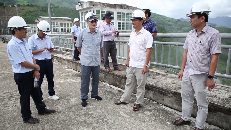 Kiểm tra công tác phòng chống bão số 4 ở Sơn Tây