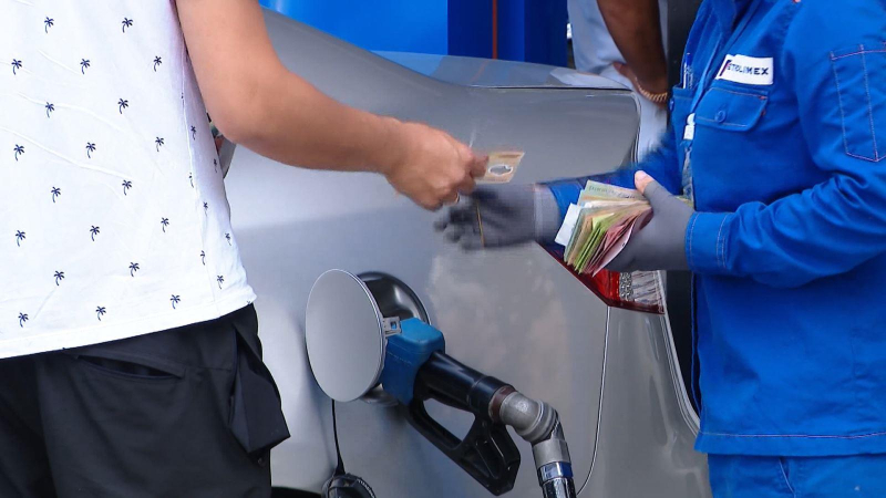 Đề xuất giảm thuế tiêu thụ đặc biệt và thuế VAT với xăng dầu