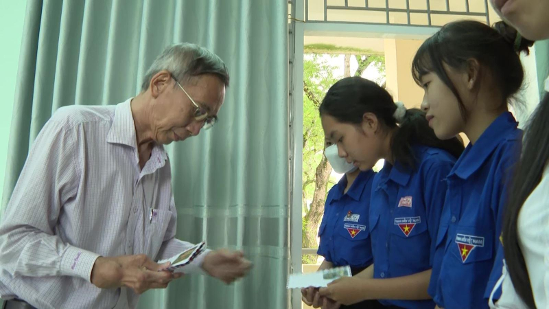 Nhà thơ Thanh Thảo với 25 năm một quỹ học bổng